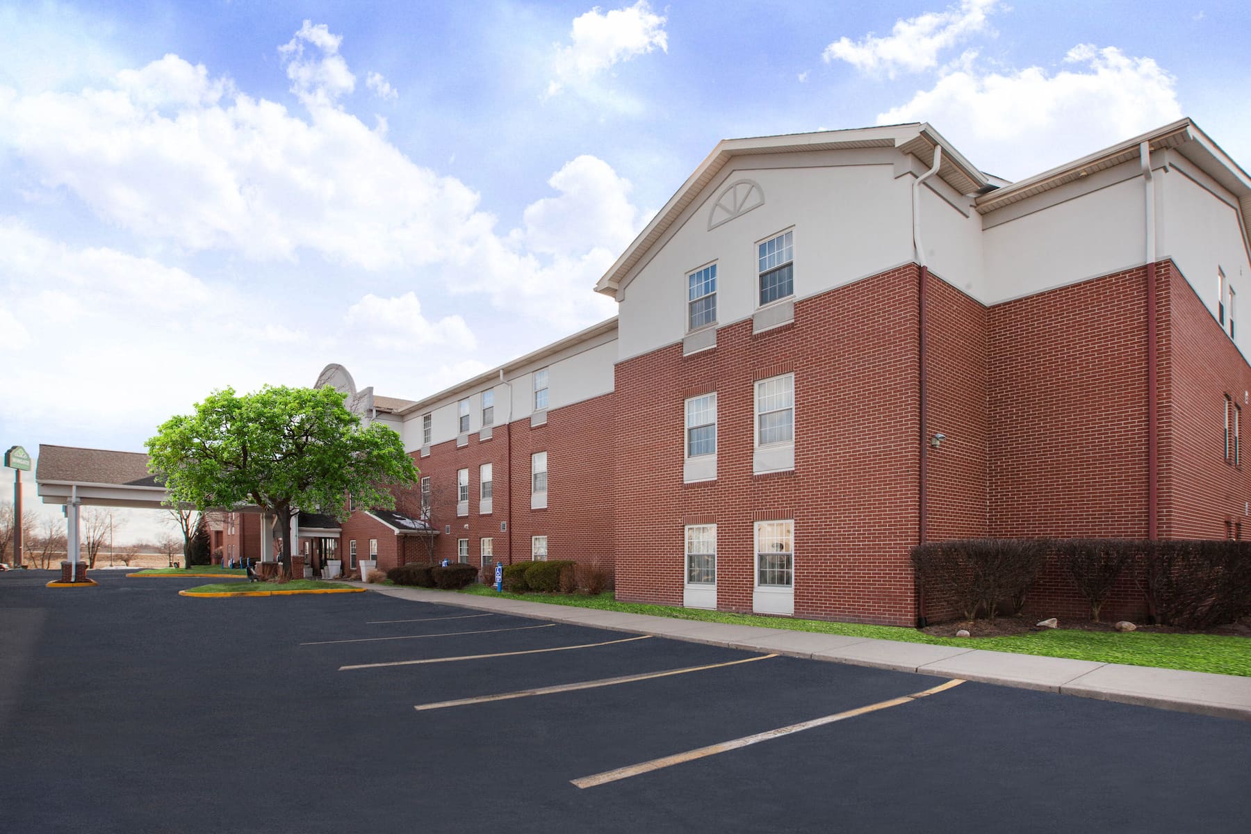 Wingate by Wyndham Roseville Detroit hotel exterior